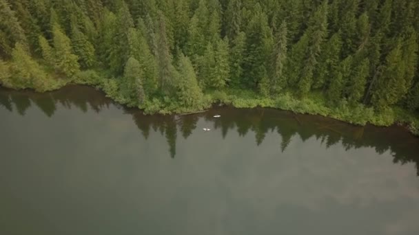Vista Aérea Los Kayakistas Remoto Lago Montaña — Vídeo de stock