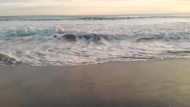 Para Frente Sobre Ondas Que Batem Praia Arenosa Frente Linha — Vídeo de Stock