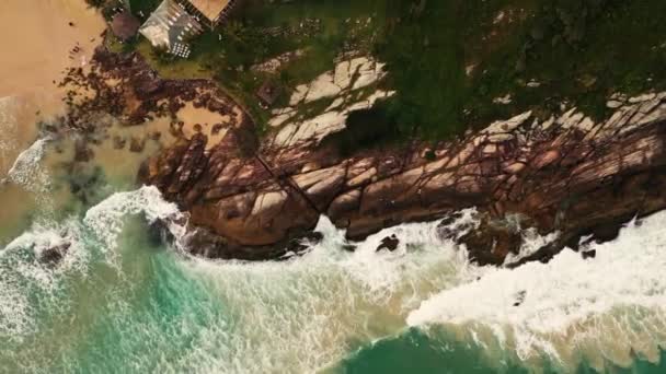 Letecký Výhled Letní Pláž Krásné Vlny Modrá Voda Při Západu — Stock video