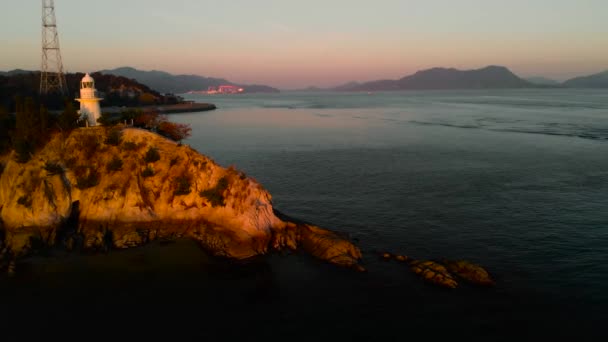 Воздушный Левый Вращающийся Кадр Над Маяком Видом Море Острова Сето — стоковое видео