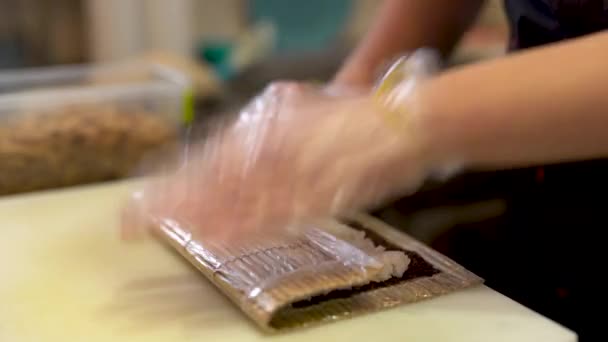 Kuchař Skončí Lepení Lepení Dohromady Sushi Rýže Nori Používá Rohožku — Stock video