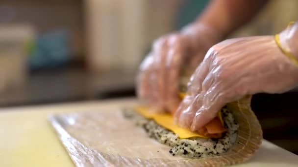 Cozinheiro Usa Tapete Rolante Para Enrolar Todos Ingredientes Seja Arroz — Vídeo de Stock