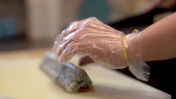 Cozinheiro Corta Rolo Sushi Forma Triângulo Pequenos Pedaços Iguais Limpa — Vídeo de Stock