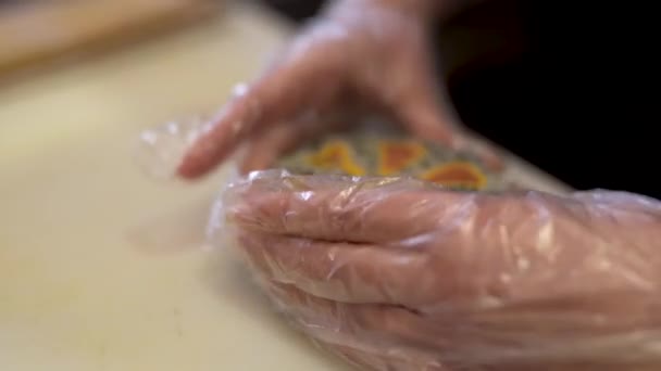 Driehoekige Sushi Roll Gesneden Alle Stukken Zijn Prachtig Bij Elkaar — Stockvideo