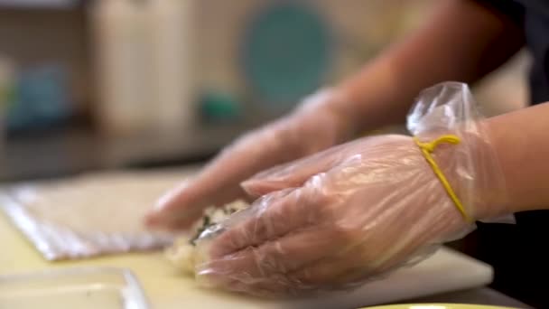 Vídeo Perto Preparação Arroz Pelo Cozinheiro Ele Mistura Arroz Com — Vídeo de Stock