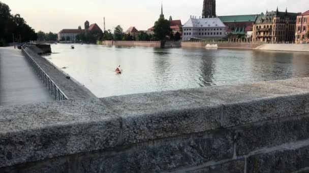 Panorama Wroc River Odra Flowing Old City People Canoeing River — Vídeos de Stock