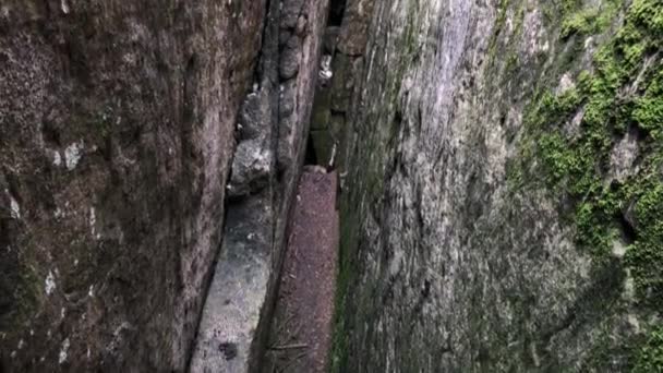 Пройти Через Каменные Блоки Голые Скалы Горах Рок Город Снято — стоковое видео