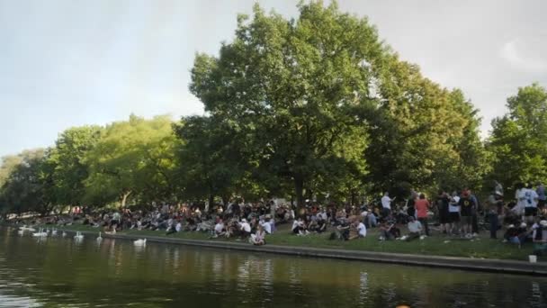 Large Group People Gathered Lake Berlin Germany — Vídeos de Stock