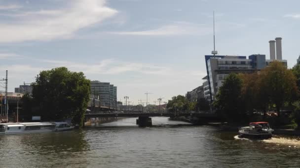 Берлінський Канал Човном Проходить Повз — стокове відео