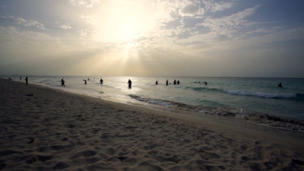 Plaża Kubie Varadero Zachodzie Słońca Plaża Jest Zatłoczona Ludźmi Pływającymi — Wideo stockowe