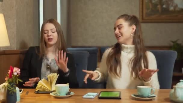 Happy Girls Sitting Cafe Singing Dancing Move Snap Fingers Having — Stockvideo