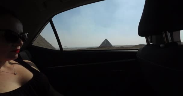 Girl Car Taking Pictures Giza Pyramid Complex Sunny Day Egypt — 图库视频影像