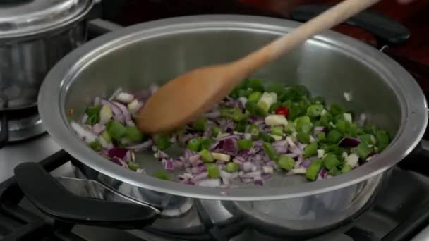 シェフは オリーブオイルクローズアップと鍋にダイス玉ねぎとセロリをかき混ぜる — ストック動画
