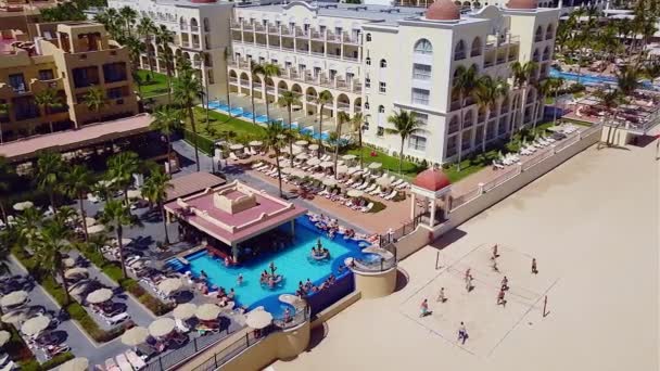 Panoramic Drone Footage People Relaxing Playing Volleyball Swimming Resort Cabo — ストック動画