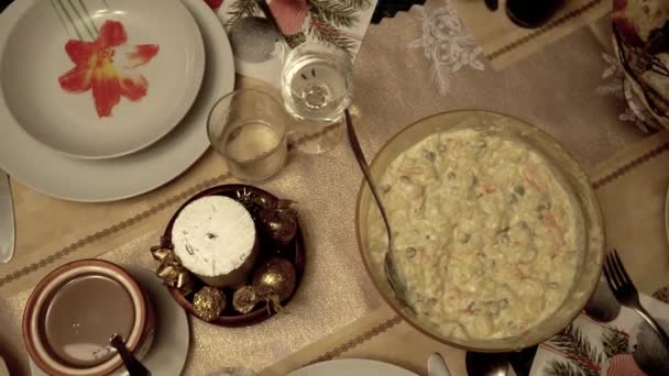 Overhead Rotating Slow Motion Richly Decorated Christmas Dinner Table — 图库视频影像