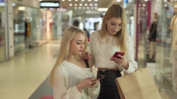 Both Beautiful Girls Busy Phones Mall Show Each Other Funny — Stock video