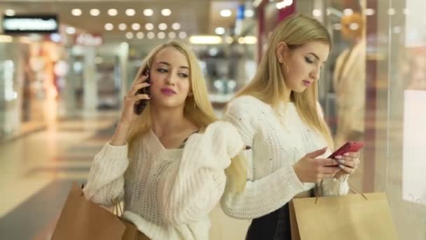 Two Girls Shopping Center Well Groomed Have Blonde Hair One — Vídeo de stock