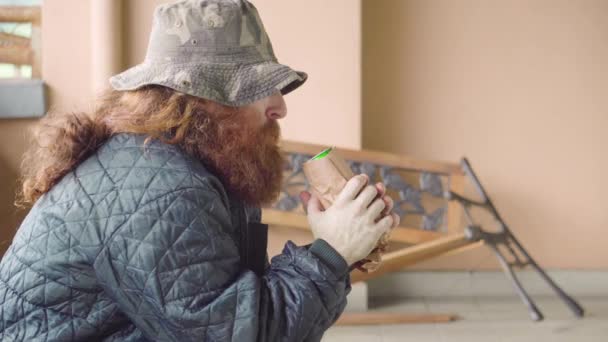 Homeless Man Candidly Looking Beer Can Hands Outdoors Broken Bench — Vídeo de Stock