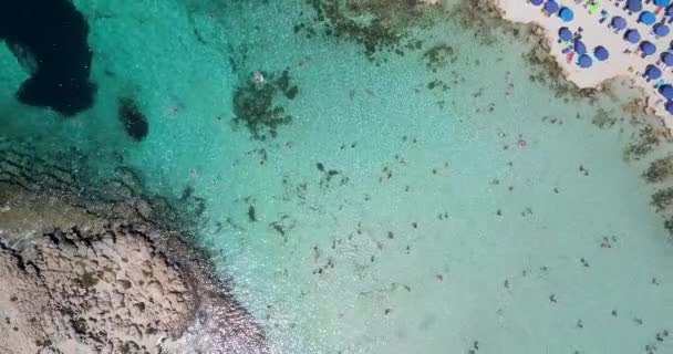 Aerial Overhead Footage People Bathing Shallow Sandy Beach Camera Flies — Vídeo de stock