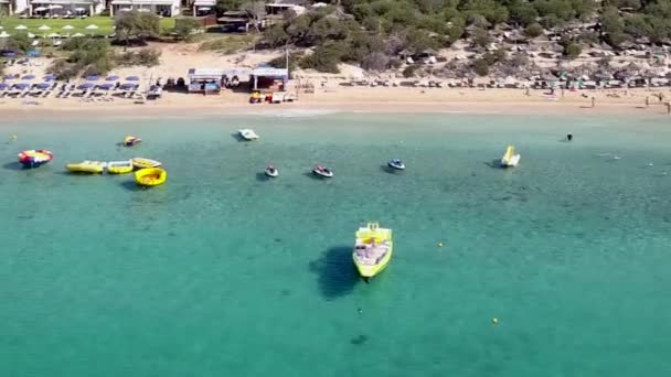 Aerial View Holiday Resort Sandy Beach Beach Umbrellas Sun Beds — Vídeo de stock