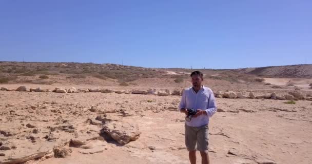 Aerial Shot Photographer Approaching Edge Cliff Taking Pictures Beautiful Sea — Vídeo de Stock