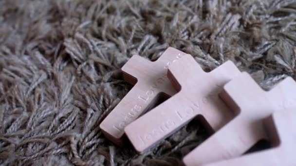 Jesus Loves You Engraved Wooden Cross — стокове відео