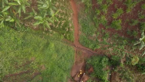 Αεροφωτογραφία Ενός Αφρικανού Που Κουβαλάει Κίτρινους Τενεκέδες Νερού Μια Απότομη — Αρχείο Βίντεο