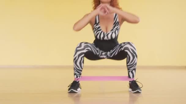 Close Shoot Girl Legs Zebra Sportsuit She Sport Hall She — ストック動画