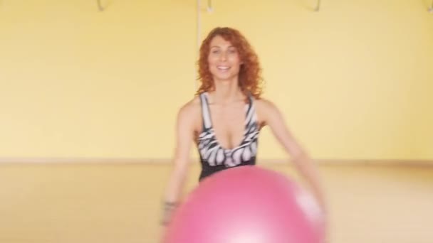 Kıvırcık Kızıl Saçlı Kadını Yakından Çek Spor Salonunda Zebra Kostümü — Stok video