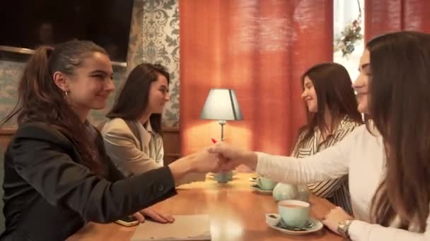 Cztery Szczęśliwe Dziewczyny Kawiarni Ściskają Sobie Dłonie — Wideo stockowe