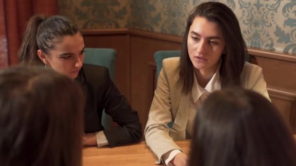 Grupo Jovens Reúnem Café Conversam Close Uma Menina Séria Jaqueta — Vídeo de Stock