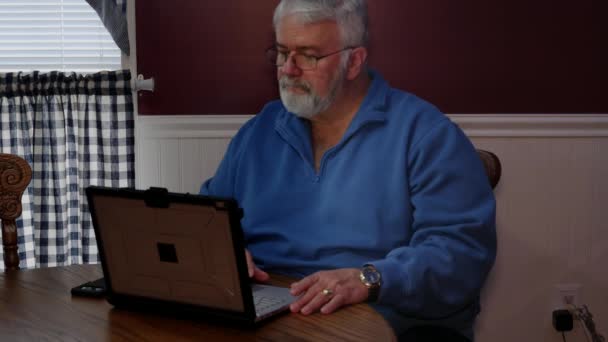 Tercera Edad Feliz Usando Una Computadora Tecnología Para Hacer Actividades — Vídeo de stock