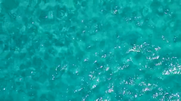 Luftaufnahme Von Zwei Roten Tretbooten Mit Touristen Kristallklaren Blauen Wasser — Stockvideo