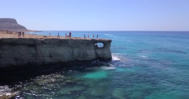 Luchtopname Van Zee Grotten Een Prachtige Rotsachtige Kust Cavo Greco — Stockvideo