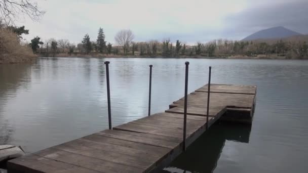 Włochy Jezioro Deszczowy Dzień Strzał Molo Panorama Kamery Prawy Domyślny — Wideo stockowe