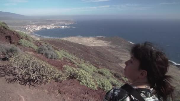 Dlouhé Vlasy Dívka Dívá Dolů Hory Tenerife Ostrovní Pláže — Stock video