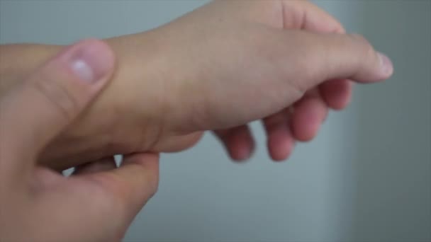 Close Experiencing Wrist Pain — 图库视频影像