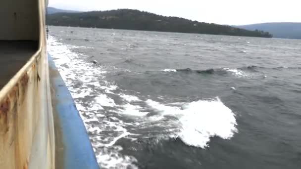 Ржавая Паромная Лодка Белой Водой Плещущаяся Пасмурный День Тасмания Австралия — стоковое видео