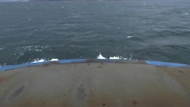 Pan Reveal Mountain Background Bow Ferry Ocean Spray Bruny Island — Wideo stockowe