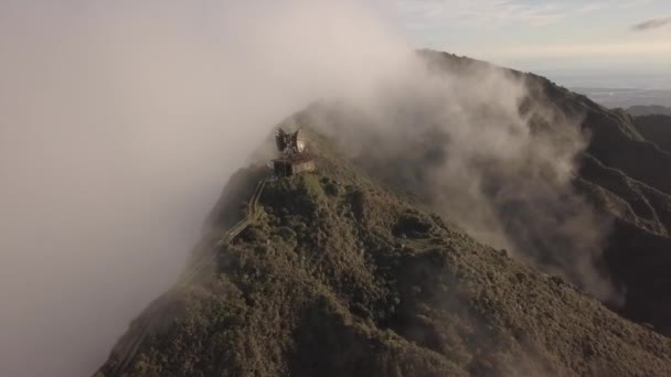 Radar Tower Atop Iconic Haiku Staircase — Vídeo de stock