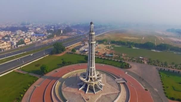 Aerial Rotating View Minar Pakistan City Roads National Monument Located — стоковое видео
