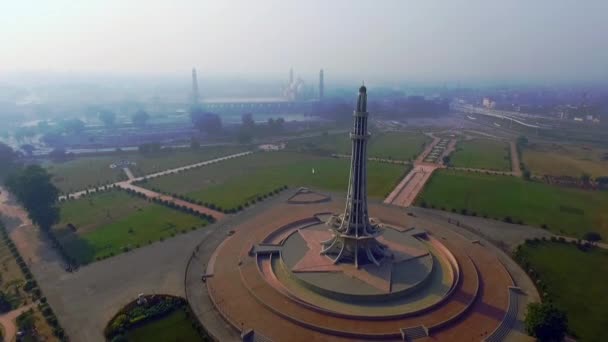 Aerial View Minar Pakistan Mughal Famous Badshahi Mosque National Monument — стоковое видео