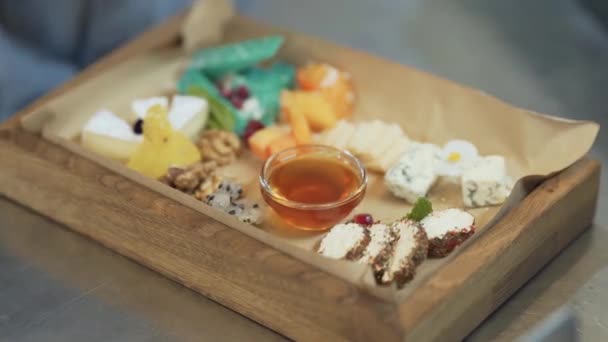 Beautifully Decorated Wooden Plate Different Pieces Cheese Honey Sauce Close — Vídeo de Stock
