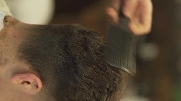 Barber Trims Skillfully Client Hair Back Using Haircut Machine Comb — Αρχείο Βίντεο