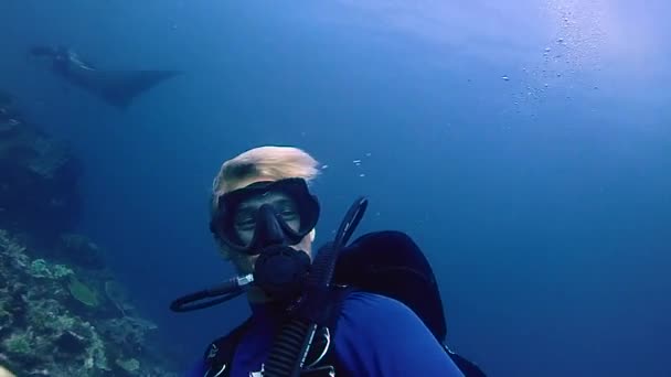 Scuba Diver Interacts Curious Giant Manta Water Manta Likes Bubbles — Stockvideo