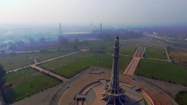 Luftaufnahme Des Minar Pakistan Zur Berühmten Badshahi Moschee Des Moguls — Stockvideo