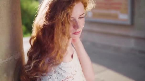 Rüzgâr Dalgalı Kızıl Kıvırcık Saçlı Güzel Genç Bir Kız Açık — Stok video