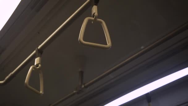 Singapur Hareket Halindeki Bir Metro Istasyonunda Asılı Duruyor — Stok video