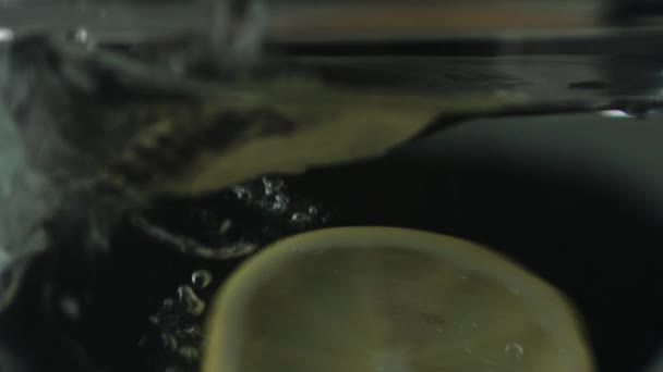 Медленное Движение Капли Лимона Миске Воды — стоковое видео