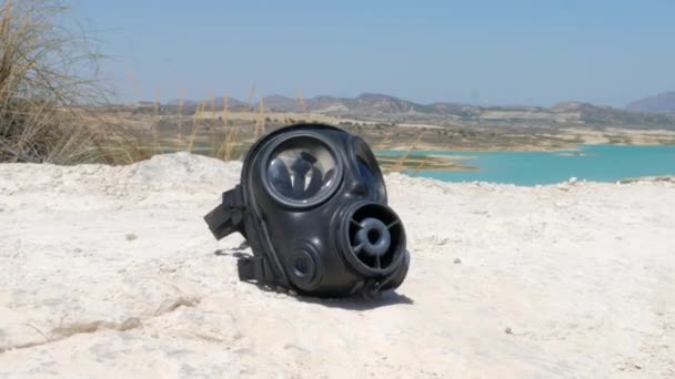 Post Apocalyptic Desert Discarded Gas Mask Arid Plants Salt Lake — Vídeo de Stock